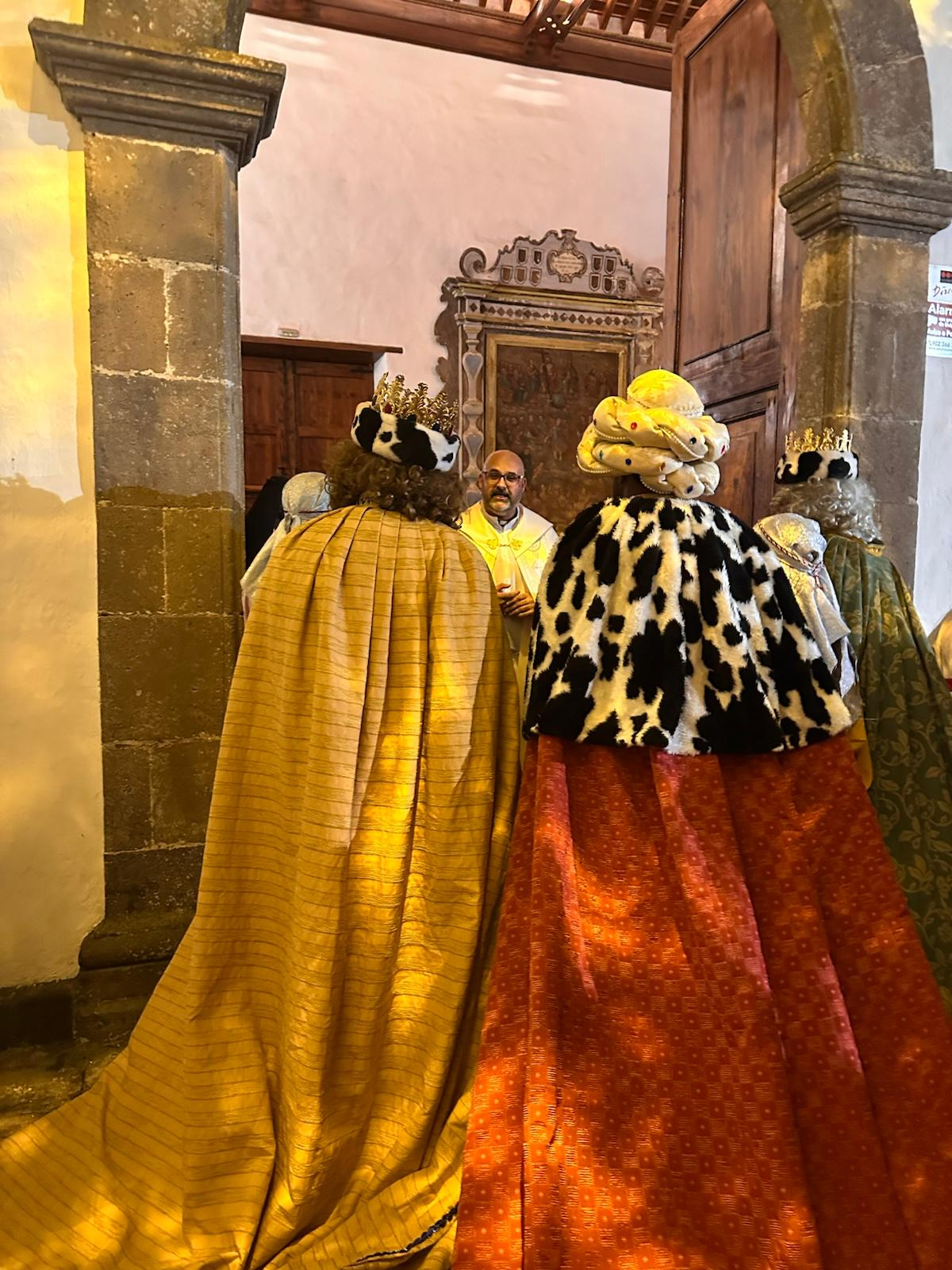Arico vive un emotivo encuentro con los Reyes Magos en su iglesia histórica